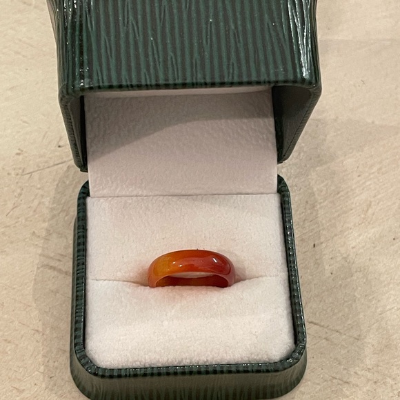 Red Jade or Carnelian carved ring - Picture 3 of 3